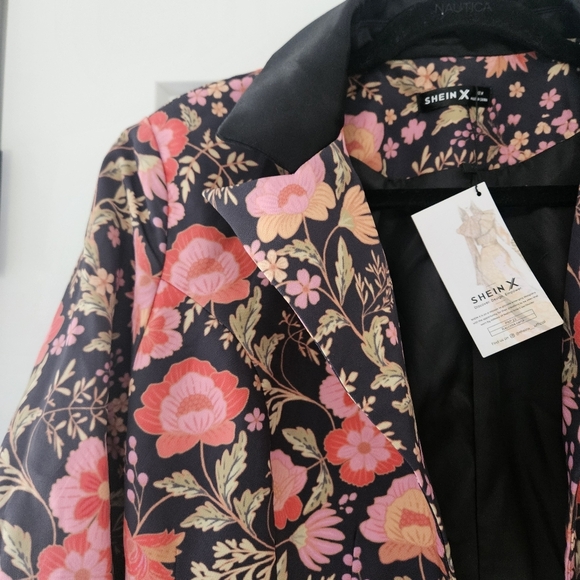 SHEIN Black and Pink Floral Blazer - Picture 4 of 4
